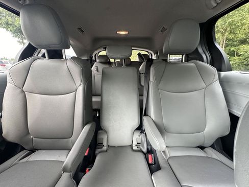 Used 2026 Toyota Sienna XLE FWD image 13
