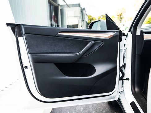 Used 2024 Tesla Model Y 2WD image 14