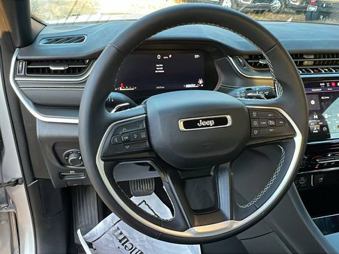 Used 2024 Jeep Grand Cherokee Laredo image 25