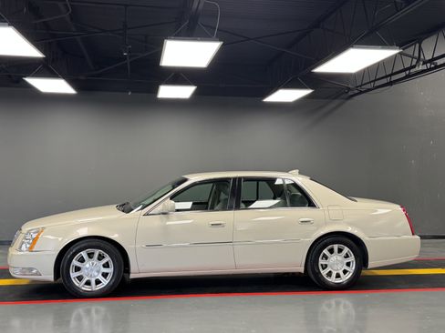 Used 2011 Cadillac DTS image 3