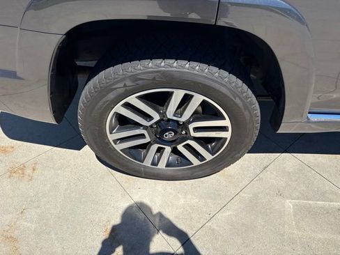 Used 2022 Toyota 4Runner Limited AWD/4WD image 9