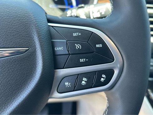 Used 2022 Chrysler Pacifica Limited image 23