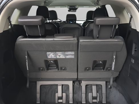 Used 2025 Kia Carnival FWD image 8