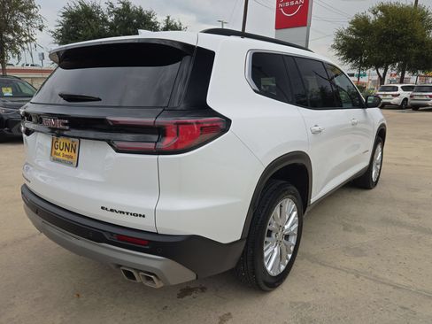 Used 2025 GMC Acadia Elevation w/ Elevation Premium Package FWD image 3