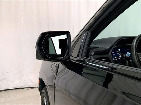 Used 2023 GMC Yukon AT4 w/ AT4 Premium Package AWD/4WD image 10