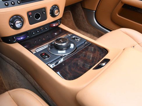 Used 2021 Rolls-Royce Dawn image 15