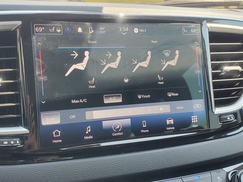 Used 2024 Chrysler Pacifica Touring-L FWD image 20