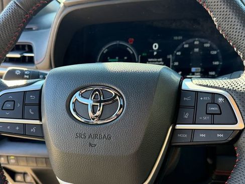 Used 2025 Toyota Sienna XSE image 32