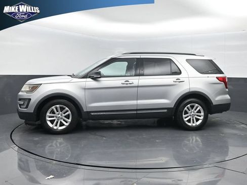 Used 2017 Ford Explorer XLT w/ Equipment Group 202A FWD image 4