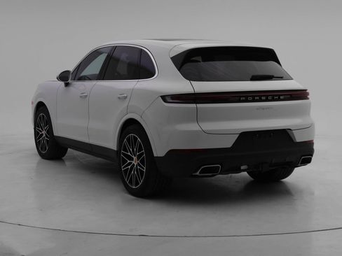 Used 2024 Porsche Cayenne image 3