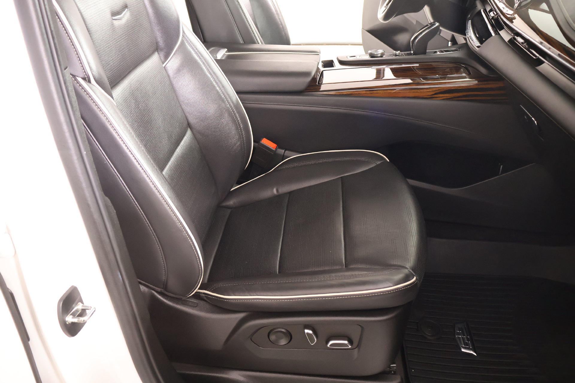 Used 2022 Cadillac Escalade Premium Luxury AWD/4WD image 15