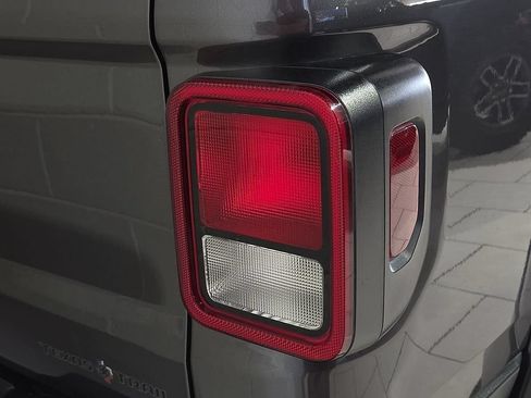 Used 2025 Jeep Gladiator Sport AWD/4WD image 12