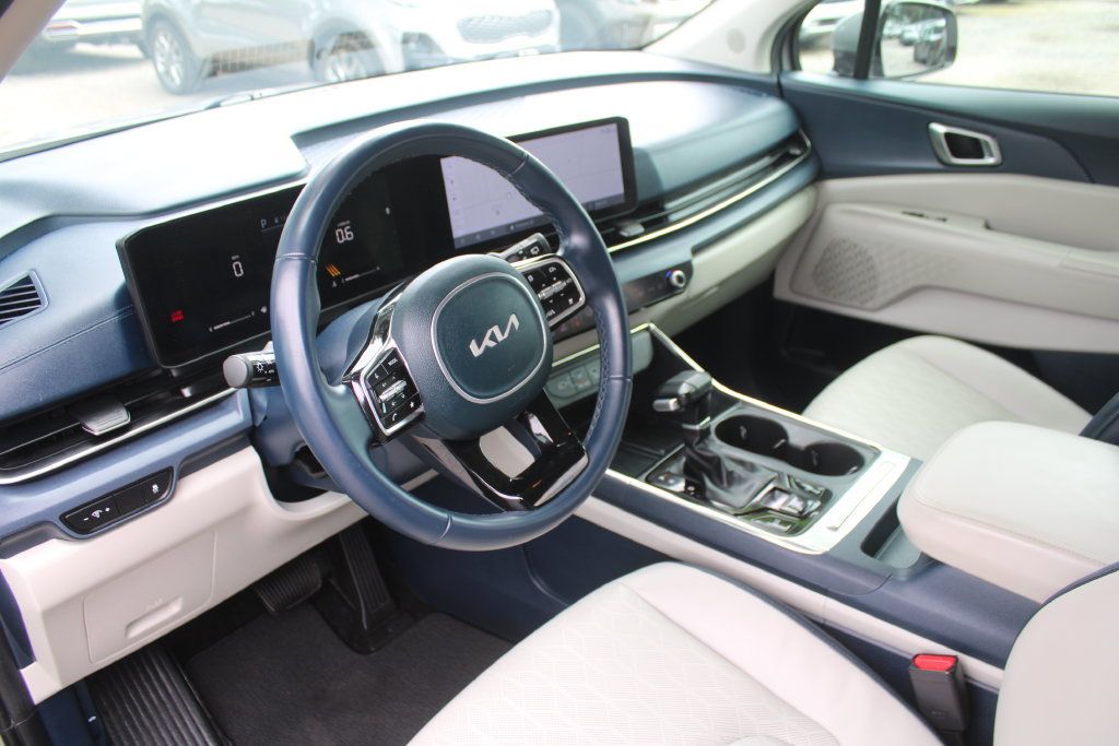 Certified 2025 Kia Carnival EX FWD image 29
