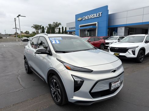 Used 2023 Chevrolet Bolt EUV Premier w/ Sun & Sound Package FWD image 2