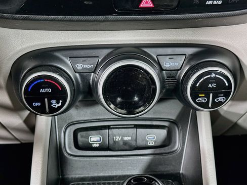 Used 2025 Hyundai Venue SEL FWD image 22