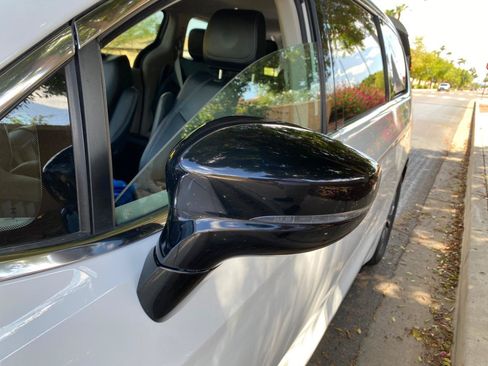 Used 2024 Chrysler Pacifica Limited FWD image 10