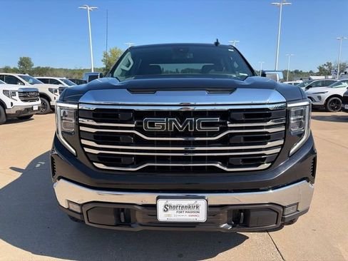 Used 2022 GMC Sierra 1500 SLT AWD/4WD image 11