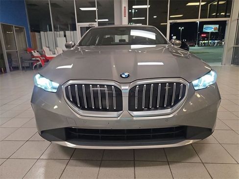 Used 2024 BMW 530i image 3