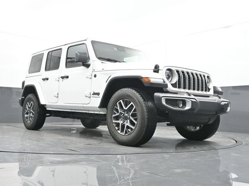 Used 2025 Jeep Wrangler Unlimited Sahara AWD/4WD image 39