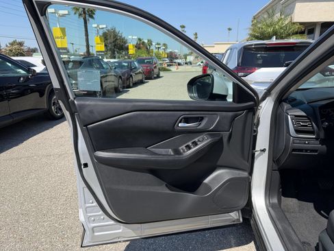 Used 2025 Nissan Rogue SV FWD image 18