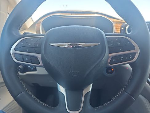 Used 2023 Chrysler Pacifica Limited FWD image 19