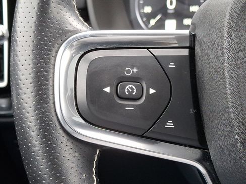 Used 2021 Volvo XC40 T5 R-Design w/ Climate Package image 22