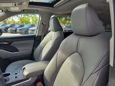 Certified 2025 Toyota Highlander XLE AWD/4WD image 24