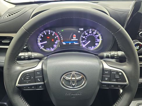 Used 2023 Toyota Highlander LE FWD image 21