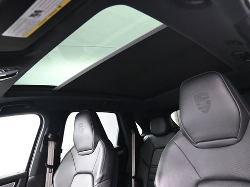 Certified 2022 Porsche Cayenne Platinum Edition image 22