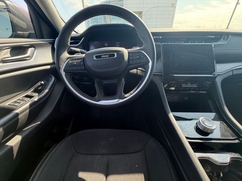 Used 2023 Jeep Grand Cherokee Laredo AWD/4WD image 16