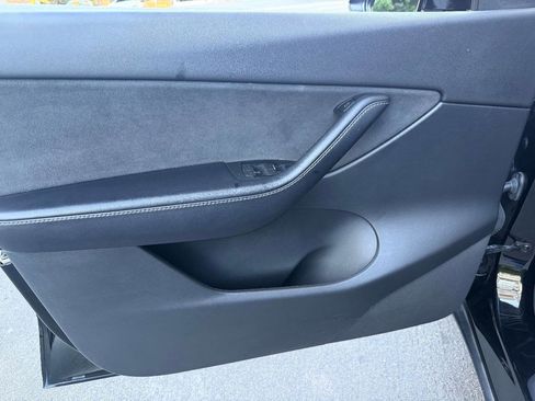 Used 2022 Tesla Model Y Long Range image 13