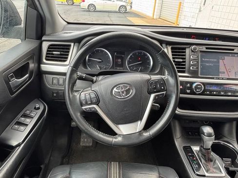 Used 2019 Toyota Highlander SE w/ Nightshade Edition FWD image 2