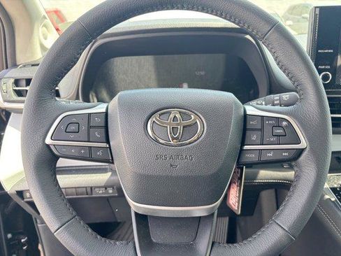 Used 2026 Toyota Sienna XLE image 11