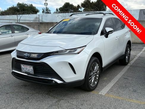 Used 2023 Toyota Venza XLE image 2