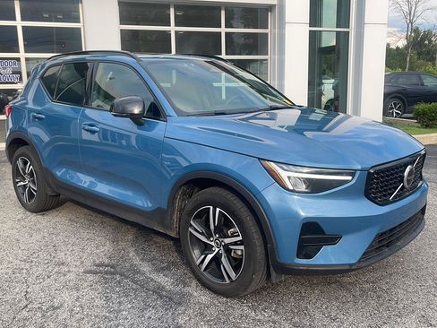Used 2024 Volvo XC40 B5 Core AWD/4WD image 3