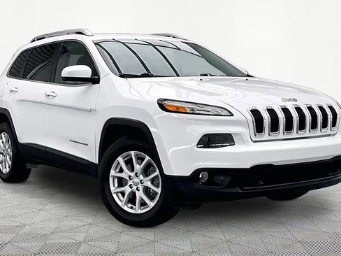 Used 2018 Jeep Cherokee Latitude Plus w/ Cold Weather Group AWD/4WD image 12