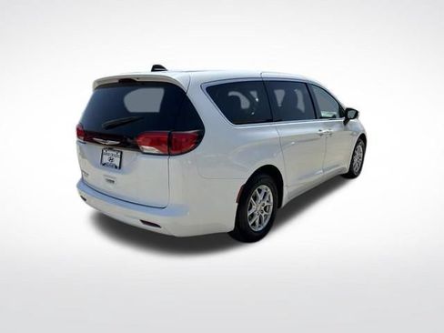Used 2023 Chrysler Voyager LX FWD image 3