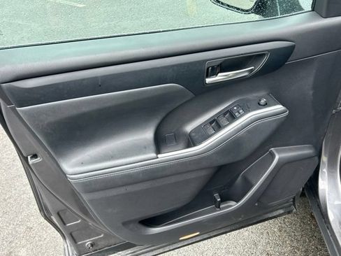 Used 2021 Toyota Highlander XLE AWD/4WD image 11