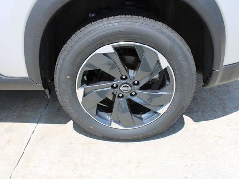 Used 2025 Nissan Rogue SV AWD/4WD image 10