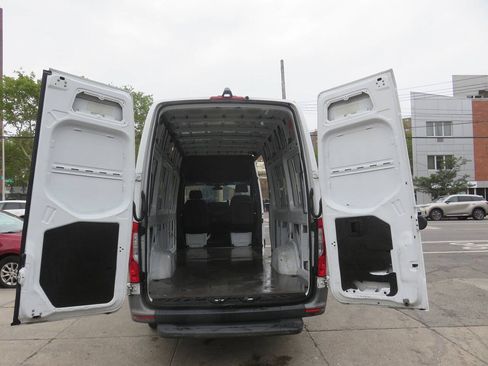 Used 2022 Mercedes-Benz Sprinter 2500 image 10