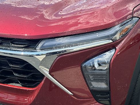 Used 2025 Chevrolet Trax LT w/ LT Convenience Package FWD image 11