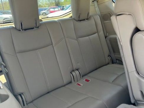 Used 2015 Nissan Pathfinder Platinum w/ Family Entertainment Package FWD image 36