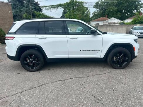 Used 2023 Jeep Grand Cherokee Altitude AWD/4WD image 4