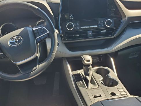 Used 2023 Toyota Highlander LE FWD image 7