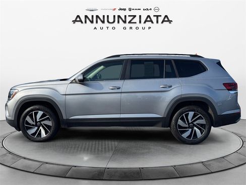 Used 2025 Volkswagen Atlas SE image 2