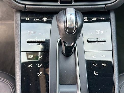 Used 2022 Porsche Macan Base image 37