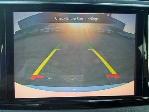 Used 2022 Chrysler Pacifica Touring-L FWD image 2