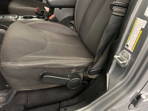 Used 2018 Jeep Wrangler Unlimited Sahara image 15