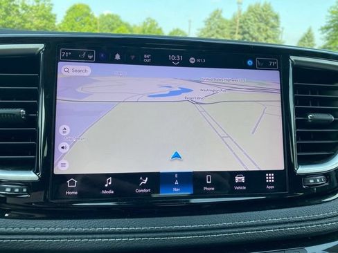 Used 2023 Chrysler Pacifica Limited w/ Uconnect Theater Family Group FWD image 5