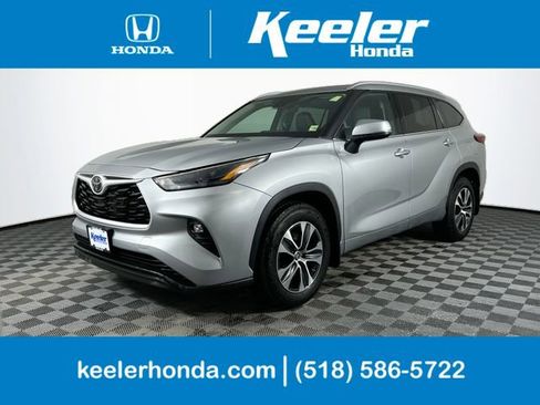 Used 2022 Toyota Highlander XLE image 1